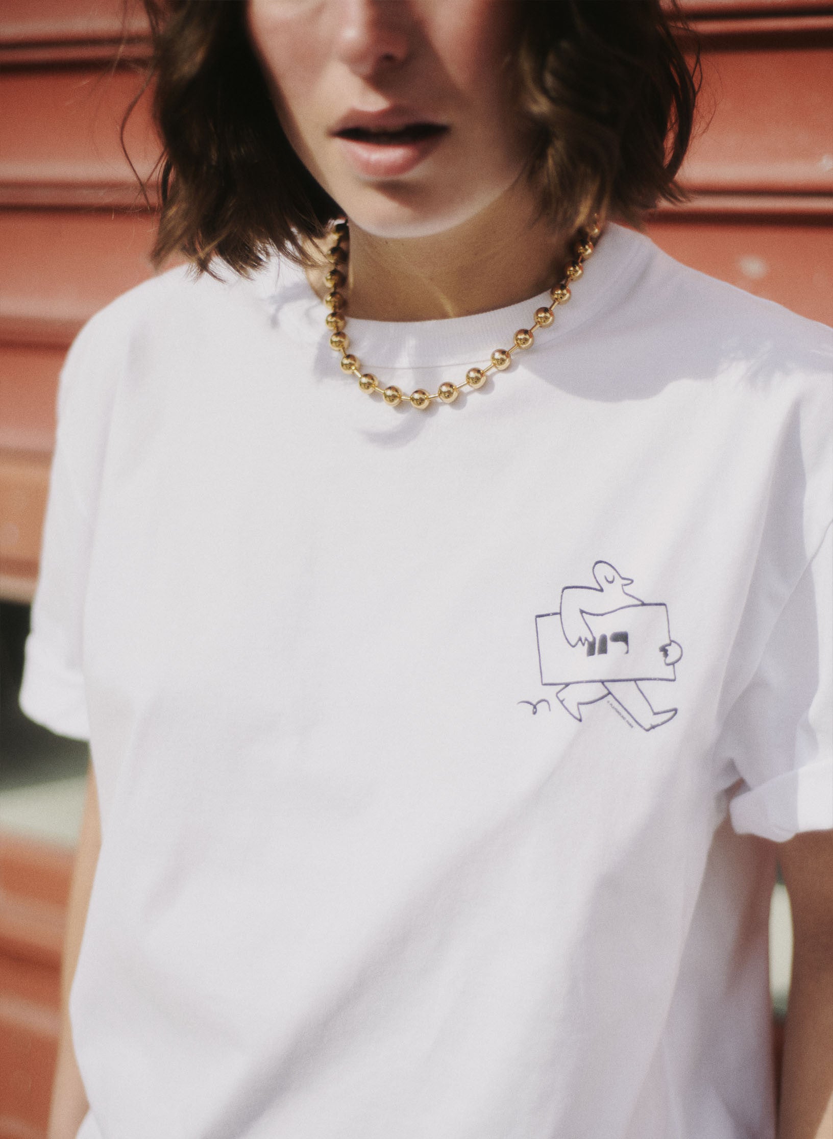 t shirt playground x maison standards print logo blanc collaboration artiste