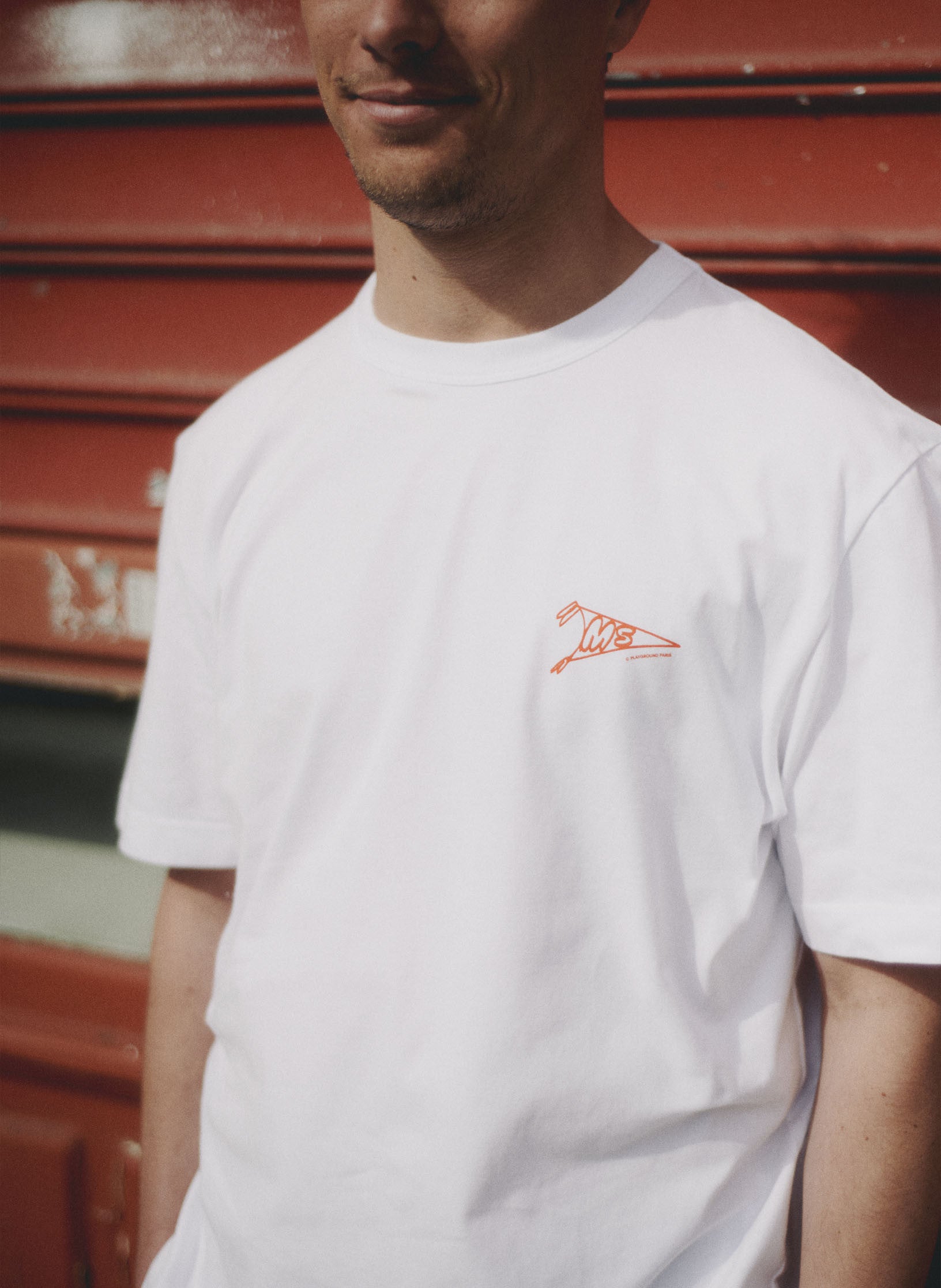 t shirt playground x maison standards print poitrine rouge